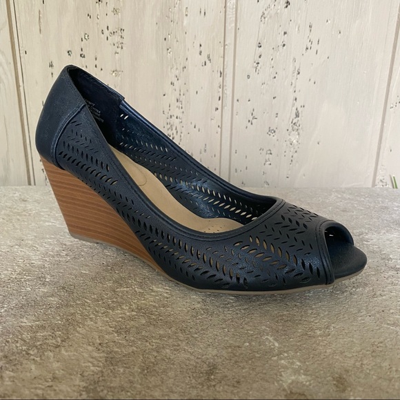 George Shoes - New condition wedge heel open toe dress shoes.